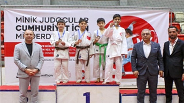 Minik sporcular Cumhuriyet için ter döktü