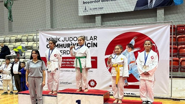 Konak’ın judo takımı ilk turnuvadan madalyalarla döndü